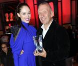Coco Rocha et Jean-Paul Gaultier lors de la soirée du Prix d'Excellence du magazine Marie Claire à Paris le 6 octobre 2010