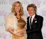 Penny Lancaster enceinte et Rod Stewart lors du défilé caritatif à Londres pour la lutte contre le cancer du sein le 6 octobre 2010