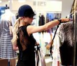 Paris Hilton faisant du shopping à Los Angeles, le 8 octobre 2010