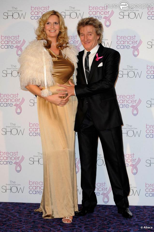 Rod Stewart, 65 ans, que Penny Lancaster, 39 ans, fera papa pour la 8e fois début 2011, est désormais très proche de sa fille aînée, qu'il avait abandonnée bébé, et maintenant âgée de bientôt 47 ans !