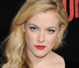 Riley Keough devra attendre un an avant de tourner dans <em>Mad Max IV : Fury Road.</em>