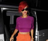 Toujours au coeur des tendances, Rihanna ne pouvait passer à côté de la touche orange qui vitamine son look, ici fait d'un pantalon Cacharel, d'un haut Maria Luisa, et de chaussures Giuseppe Zanotti.