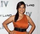 America Ferrera, ravissante dans une robe asymétrique et joliment drapée signée Catherine Malandrino, accessoirisée d'une ceinture 3.1 Philip Lim et d'une paire d'escarpins Louboutin. 