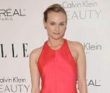 Diane Kruger très en beauté avec sa robe corail et ses sandales à fines lanières, le tout signé Calvin Klein, sans oublier sa pochette Jimmy Choo à la main. 