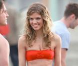 Pour AnnaLynne McCord, rien de mieux qu'un bikini orange pour qu'on ne voit qu'elle sur la plage ! 