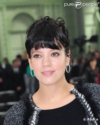 Lily Allen pose lors du défilé Chanel au Grand Palais à Paris en octobre 2010 