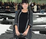 Lily Allen pose lors du défilé Chanel au Grand Palais à Paris en octobre 2010 