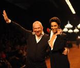 Jean-Paul Gaultier lors de son dernier défilé pour Hermès en octobre 2010. Ici, avec Farida Khelfa