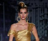 Un mannequin portant une création de Hannibal Laguna lors de la fashion week à Madrid en février 2010