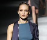Mannequin portant une création d'Alber Elbaz pour Lanvin lors d'un défilé à Paris le 1er octobre 2010