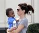 Sandra Bullock et son fils Louis font du shopping à Austin accompagnés par un bodyguard le 21 octobre 2010