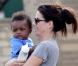 Sandra Bullock et son fils Louis font du shopping à Austin accompagnés par un bodyguard le 21 octobre 2010