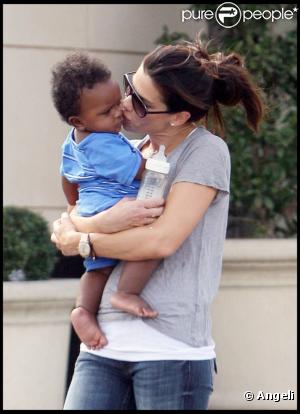 Sandra Bullock et son fils Louis font du shopping à Austin accompagnés par un bodyguard le 21 octobre 2010