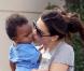 Sandra Bullock : Heureuse et épanouie, elle croque dans son petit Louis !