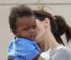 Sandra Bullock et son fils Louis font du shopping à Austin accompagnés par un bodyguard le 21 octobre 2010