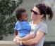 Sandra Bullock et son fils Louis font du shopping à Austin accompagnés par un bodyguard le 21 octobre 2010