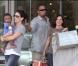 Sandra Bullock et son fils Louis font du shopping à Austin accompagnés par un bodyguard le 21 octobre 2010
