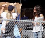 Sandra Bullock va prendre un café chez Starbucks avant d'aller chercher queluques carton dans un local à Austin le 25 octobre 2010