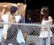 Sandra Bullock va prendre un café chez Starbucks avant d'aller chercher queluques carton dans un local à Austin le 25 octobre 2010