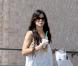 Sandra Bullock va prendre un café chez Starbucks avant d'aller chercher queluques carton dans un local à Austin le 25 octobre 2010