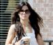 Sandra Bullock va prendre un café chez Starbucks avant d'aller chercher queluques carton dans un local à Austin le 25 octobre 2010