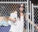 Sandra Bullock va prendre un café chez Starbucks avant d'aller chercher queluques carton dans un local à Austin le 25 octobre 2010