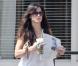 Sandra Bullock va prendre un café chez Starbucks avant d'aller chercher queluques carton dans un local à Austin le 25 octobre 2010