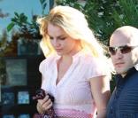 Britney Spears à Los Angeles sortant de la librairie Barnes & Nobles le 1er novembre 2010