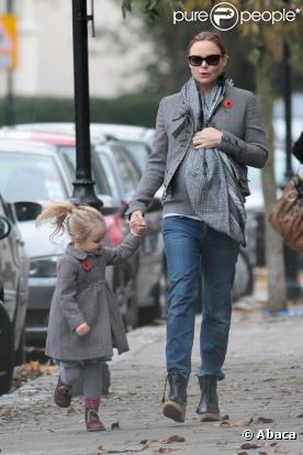 Stella McCartney très enceinte, accompagne sa fille Bailey à l'école, à Londres, le 2 novembre 2010