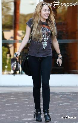 Miley Cyrus a dîné avec ses amis à Los Angeles, le 3 novembre 2010