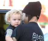 Ashlee Simpson, son mari Pete Wentz et leur fils Bronx Mowgli font du shopping à Beverly Hills, le 3 novembre 2010
