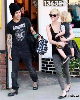 Ashley Simpson, son mari Pete wentz et leur fils Bronx Mowgli font du shopping à Beverly Hills, le 3 novembre 2010