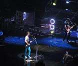 Christopher Wolstenholme avec le groupe Muse en concert à Bercy en novembre 2009 