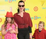 Debi Mazar et ses filles lors de la journée de la famille au Salon de l'art et de la création à  Santa Monica en soutien à Express Yourself 2010 pour améliorer la vie  des enfants par l'éducation artistique le 7 novembre 2010