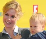 Julie Bowen et son fils lors de la journée de la famille au Salon de l'art et de la création à  Santa Monica en soutien à Express Yourself 2010 pour améliorer la vie  des enfants par l'éducation artistique le 7 novembre 2010