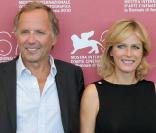 Fabrice Luchini et Karin Viard invités au JT de TF1 de Claire Chazal pour la promotion de  Potiche , le 7 novembre 2010.