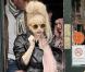 Lady Gaga surprise à la sortie d'un pub à Londres le 21 octobre 2010