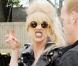 Lady Gaga surprise à la sortie d'un pub à Londres le 21 octobre 2010
