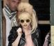 Lady Gaga surprise à la sortie d'un pub à Londres le 21 octobre 2010