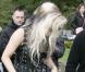 Lady Gaga marche avec difficultés sur ses platform shoes à Londres le 23 octobre 2010
