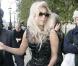 Lady Gaga marche avec difficultés sur ses platform shoes à Londres le 23 octobre 2010