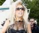 Lady Gaga marche avec difficultés sur ses platform shoes à Londres le 23 octobre 2010