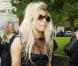 Lady Gaga marche avec difficultés sur ses platform shoes à Londres le 23 octobre 2010
