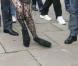 Lady Gaga marche avec difficultés sur ses platform shoes à Londres le 23 octobre 2010