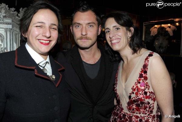 Soirée hommage à Isabella Blow, au Fumoir à Londres, le 8 nvoembre 2010 : Selina Blow, Jude Law et Lauren Goldstein Crowe
