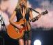 Gwyneth Paltrow faisait ses grands débuts de chanteuse lors de la cérémonie des CMA Awards, à Nashville, le 10 novembre 2010. Elle y a interprété  Country strong , single titre de son prochain film.