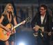Gwyneth Paltrow faisait ses grands débuts de chanteuse lors de la cérémonie des CMA Awards, à Nashville, le 10 novembre 2010. Elle y a interprété  Country strong , single titre de son prochain film.
