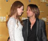 Les CMA Awards, le 10 novembre 2010 à Nashville, ont attiré de nombreuses stars au sommet de leur art : parmi elles, Nicole Kidman et son mari Keith Urban.<br />