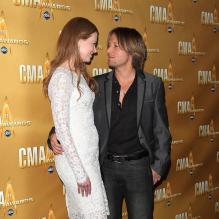 Les CMA Awards, le 10 novembre 2010 à Nashville, ont attiré de nombreuses stars au sommet de leur art : parmi elles, Nicole Kidman et son mari Keith Urban.<br />