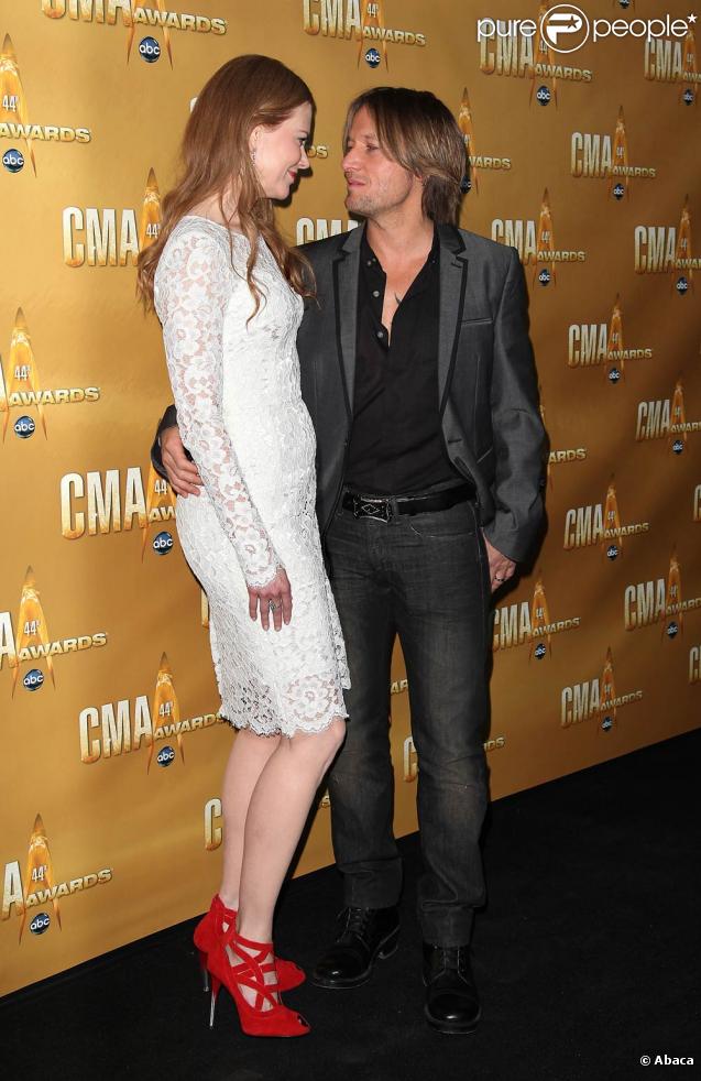 Les CMA Awards, le 10 novembre 2010 à Nashville, ont attiré de nombreuses stars au sommet de leur art : parmi elles, Nicole Kidman et son mari Keith Urban. 
